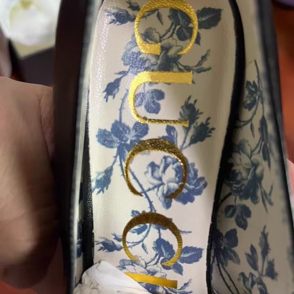 Gucci Black Leather Loafers with Gold GG Logo - Picture 3 of 4